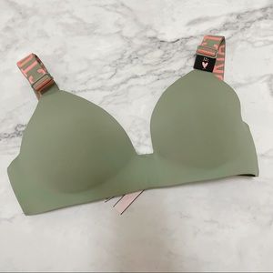 NWT Victoria’s Secret Logo Strap T-shirt bra/32C